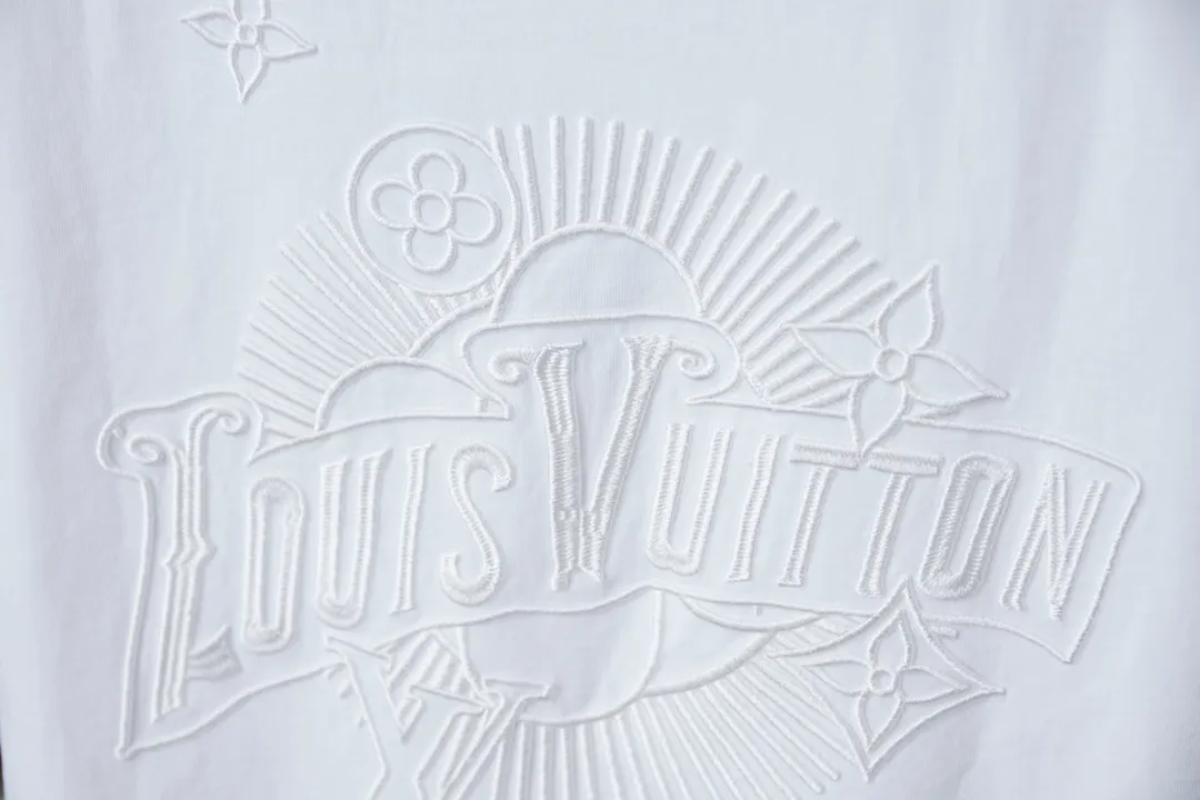 🅿️200 1V 25SS early spring new style short sleeves with embroidered letters, light luxury, a must-have item for daily commuting for men and women, correct version, welcome to compare, detailed features · 320g 100% pure cotton double yarn jersey fabric · Special thickened 32 pieces of double-strand 1X1 thread in the same vat custom dyeing · Imported Tajima machine embroidered LV letters · Double needle stitching and cross-stitching technology · Original main mark, washable tag, brand moisture-proof paper packaging Color: black/white/coffee Size: S/M/L/XL